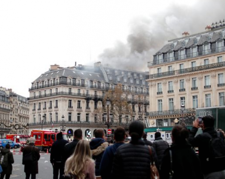 Shpërthen zjarri në qendër të Parisit