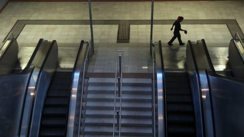Evakuohet metroja në Athinë, shkak telefonata anonime për bombë