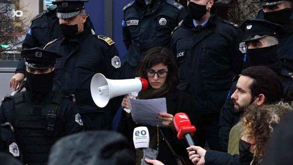 “Rryma s’është luks”, qytetarët protestojnë para qeverisë kundër reduktimeve