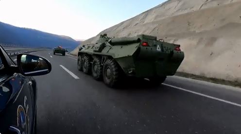 Arrijnë automjetet e Batalionit Rezervë Operacional të KFOR-it (VIDEO)