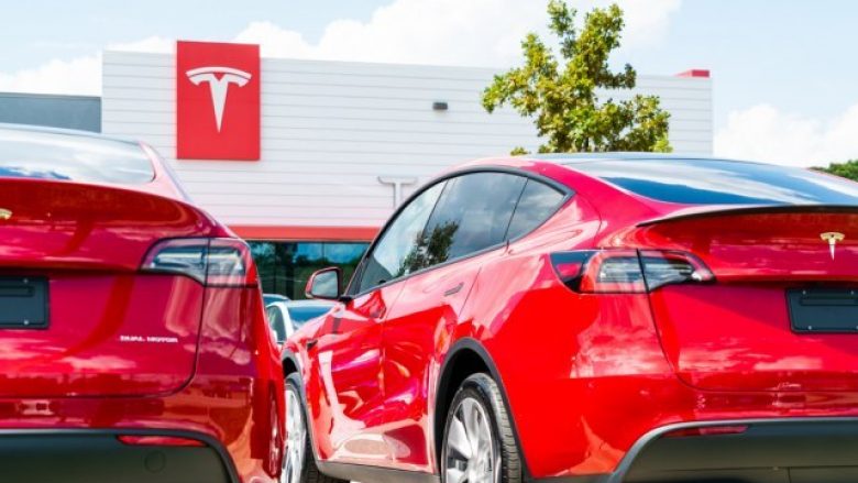 Problemi i sigurisë: Tesla tërheq rreth 500,000 automjete