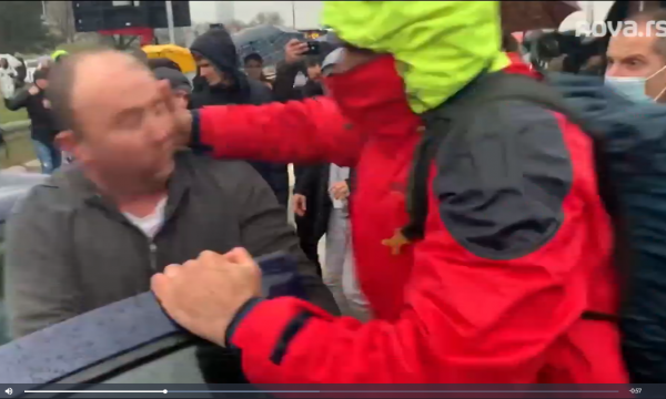 Incident në Beograd, një person goditet nga protestuesit dhe i thyhet makina