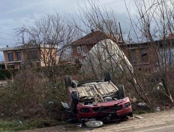 Aksident në fshatin Gurrakoc, rrokulliset një veturë