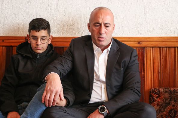 Haradinaj shkon për ngushëllime tek familja e shoferit të vrarë në Gllogjan