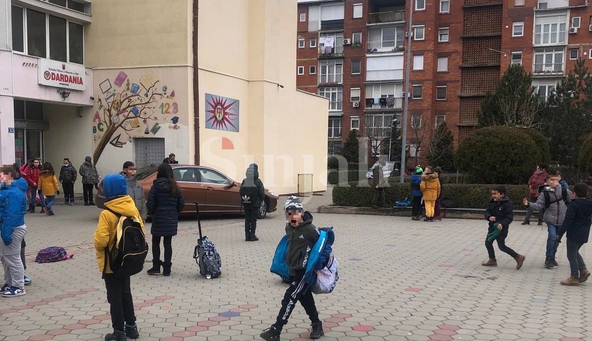 Shoferi rrezikon nxënësit në Prishtinë, shkon me veturë deri te hyrja e shkollës