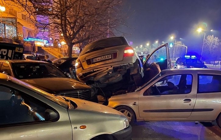 Aksident i ‘çuditshëm’ në Shkup, lëndohen dy persona