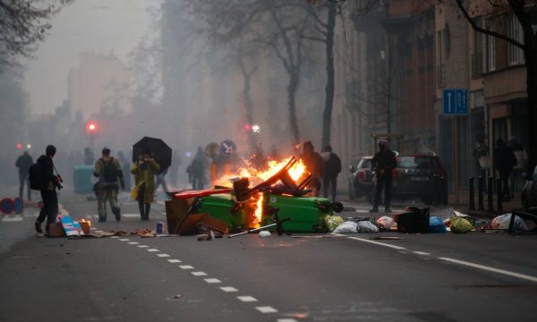 Protesta të dhunshme në Bruksel kundër ashpërsimit të masave