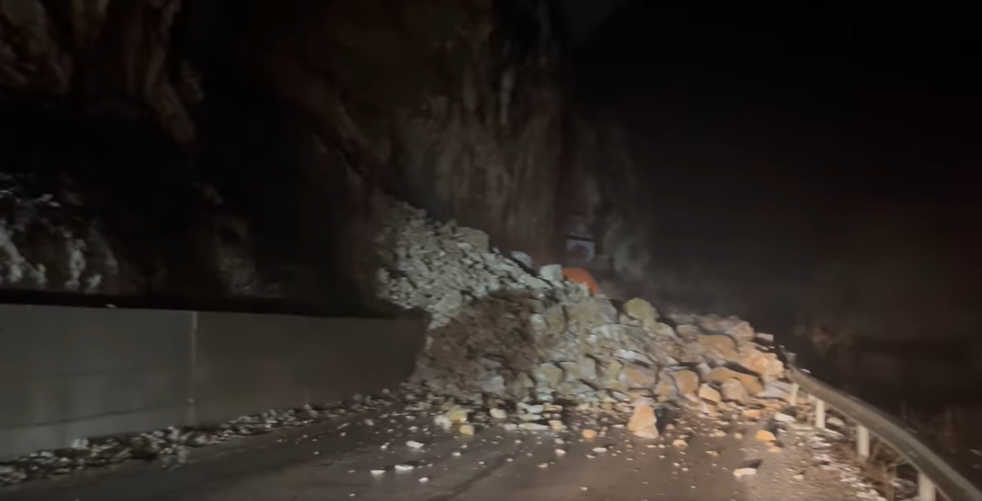 Shemben gurët në Prizren, bllokohet rruga