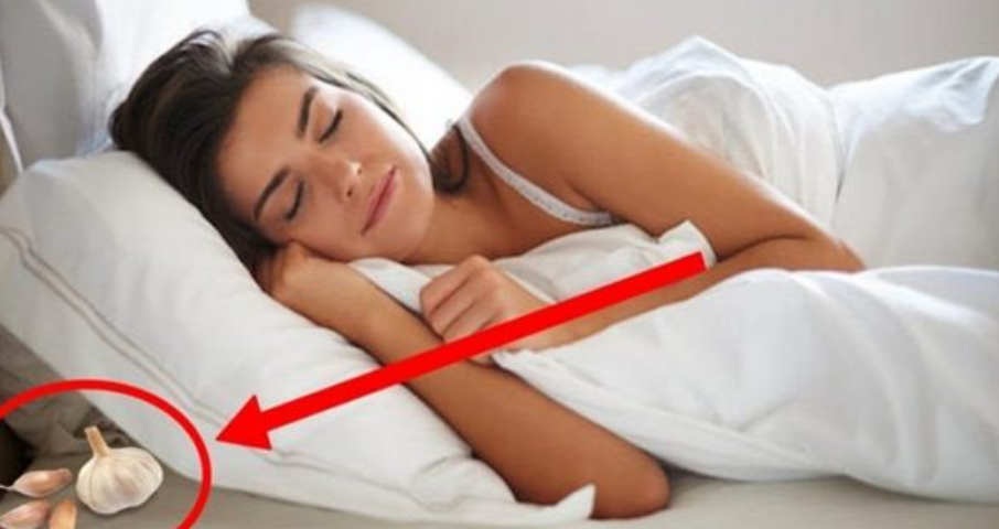 Nuk është çështje besëtytnie: Pse është mirë të mbani hudhra nën jastëk?