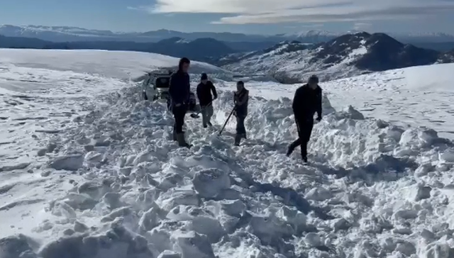 Banorët e Panaritit në Korçë të bllokuar nga bora, trashësia mbi një metër