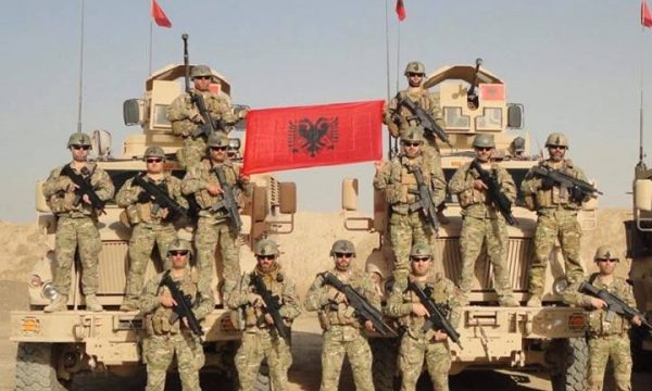 Koloneli shqiptar: Nëse do ketë luftë në Ukrainë, gati t’i bashkohemi SHBA-së kundër Rusisë