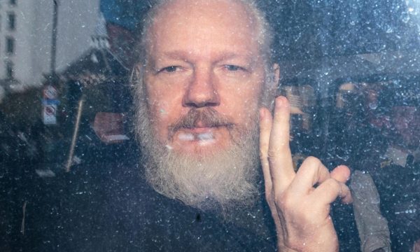 Lajmi i fundit: ShBA-ja fiton rastin në Britani për ekstradimin e Julian Assange-s
