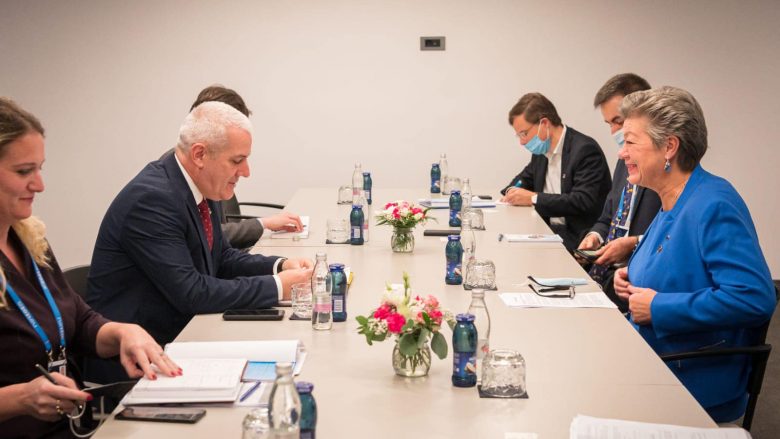 Ministri Sveçla takohet me komisioneren evropiane për Punë të Brendshme, flasin për luftimin e krimit të organizuar