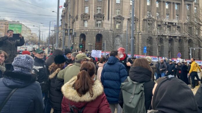 Protesta përpara qeverisë së Serbisë, Vuçiqit i jepet afat deri për Krishtlindje