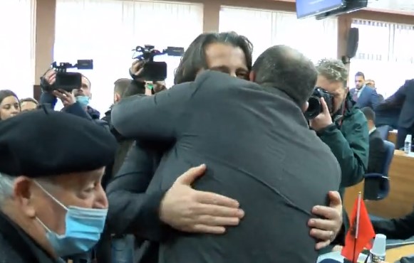 Shpend Ahmeti e përqafon Përparim Ramën pak para se të ia dorëzojë detyrën