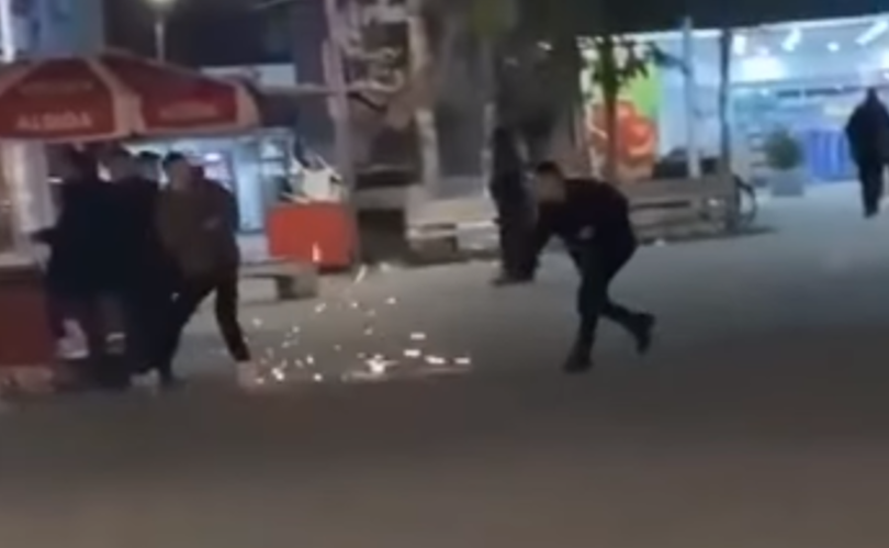 E rrezikshme: Disa fëmijë në Mitrovicë rrezikojnë njëri-tjetrin duke u gjuajtur me fishekzjarre