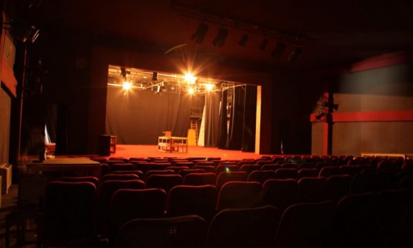 Teatrit Komëbtar i ndalet rryma, dështon shfaqja derisa salla ishte plot me publik