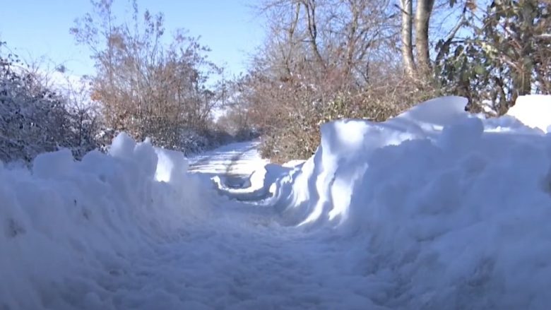 VIDEO/ Reshjet e borës bllokojnë disa fshatra në Mitrovicë