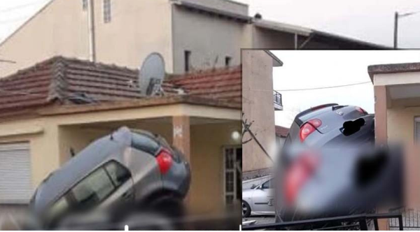 E pazakontë, makina “fluturon” mbi çatinë e shtëpisë