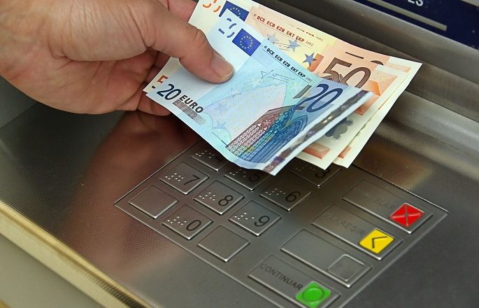 Dy banka në Kosovë i shtrenjtojnë shërbimet për tërheqje në bankomatë