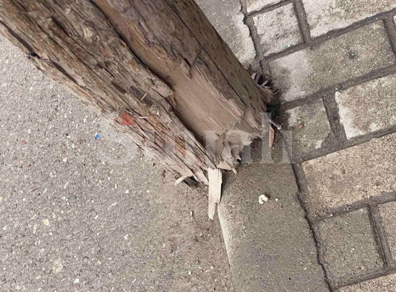 “Ky bander ka me mbyt dikë”, qytetari ankohet për gjendjen e shtyllës elektrike