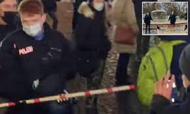 Policia gjermane ‘me metër në dorë’ kontrollon distancimin 1.5-metra në protestën anti-vaksinime në Frankfurt