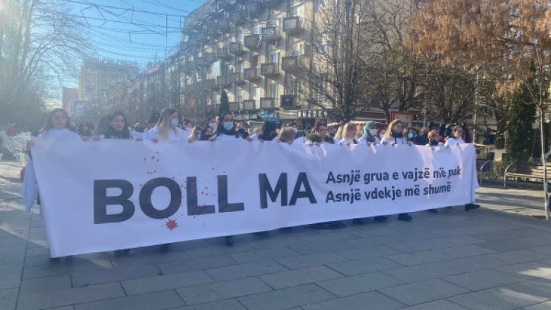 “Boll ma”, kërkohet drejtësi për gratë dhe vajzat e vrara