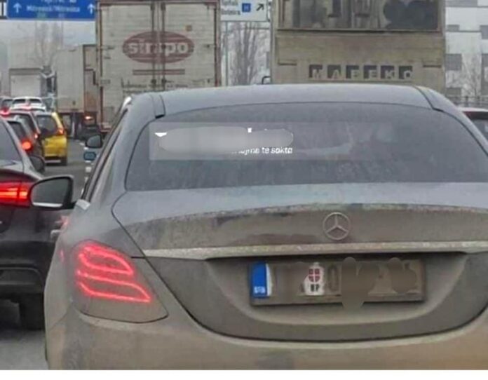 Policia dënon me 60 euro shoferin shqiptar që nuk kishte vendosur stikers veturës me targa serbe