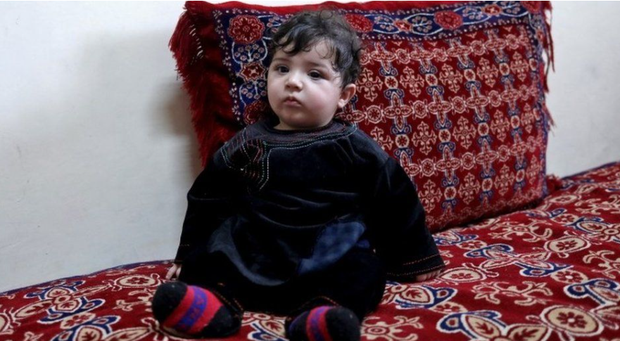 Foshnja që humbi gjatë evakuimit në Kabul bashkohet me familjen