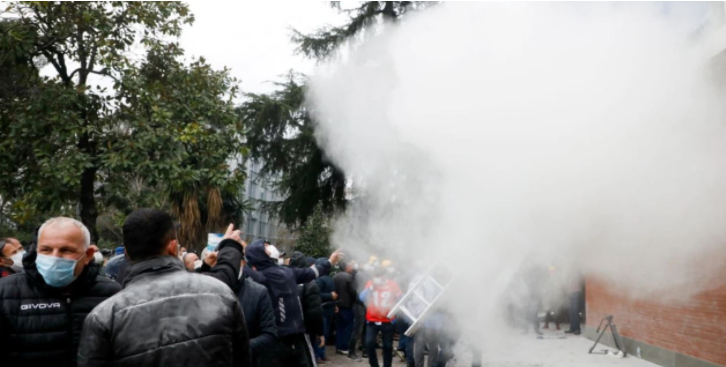 3 orë ‘luftë’ për të marrë PD-në, krejt çka ndodhi sot në protestën e Sali Berishës