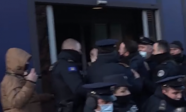 Momenti kur Dardan Molliqaj godet me shuplakë policin e Kosovës