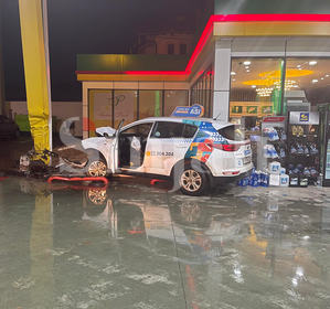 Vetaksident në Mazgit, ‘taxi’ godet shtyllën e hekurit