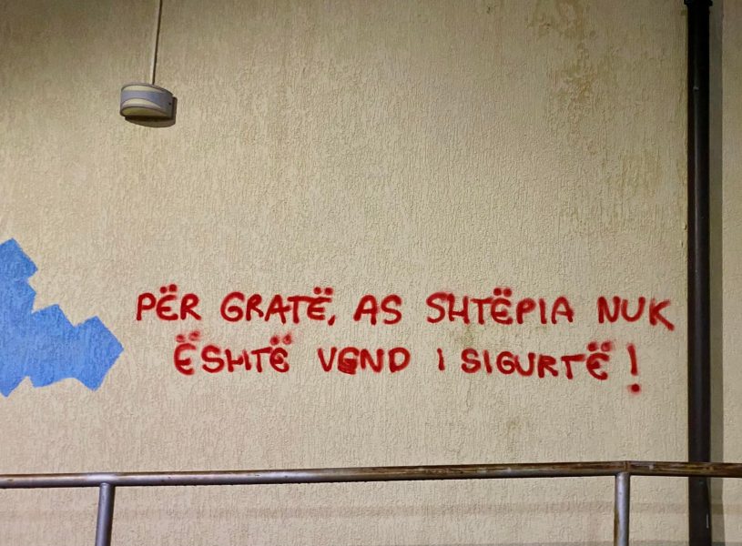 Skenderaji mbushet me grafite pas vrasjes së gruas nga burri në Llaushë