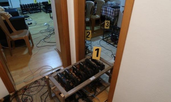 Në një banesë në Mitrovicë sekuestrohen 67 aparate për prodhimin e kriptovalutave