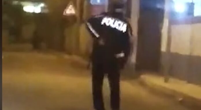 Polici shqiptar i dehur “bën 8-she” nëpër rrugë, publikohet video