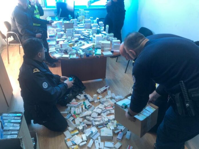 Dogana konfiskon barna pa banderola në dy barnatore në Prishtinë