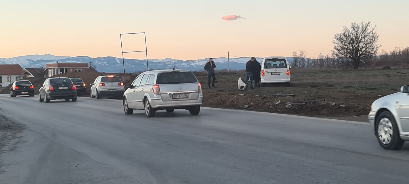 Aksident në Gllarevë, vetura përfundon jashtë rrugës