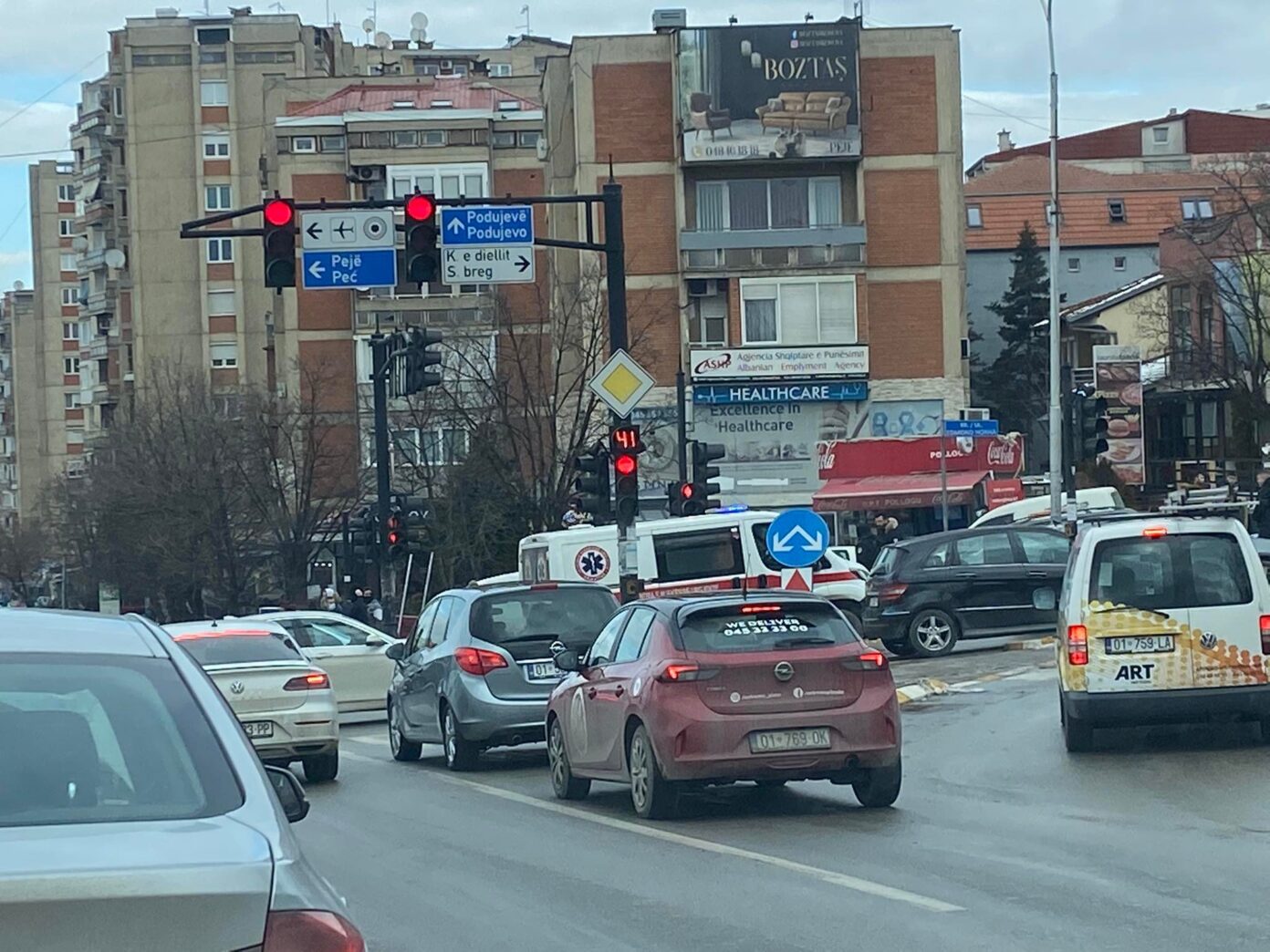 Aksident në Prishtinë, vetura godet një të moshuar në “zebra”
