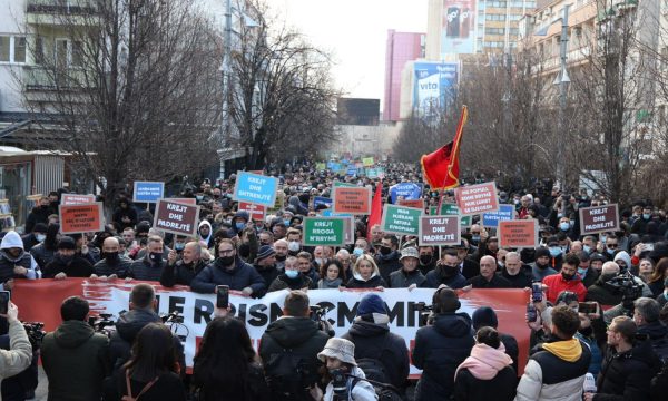 Këshilltari i Konjufcës: Mirë të protestohet kundër shtrenjtimit të rrymës, por jo mbi urrejtjen e individit