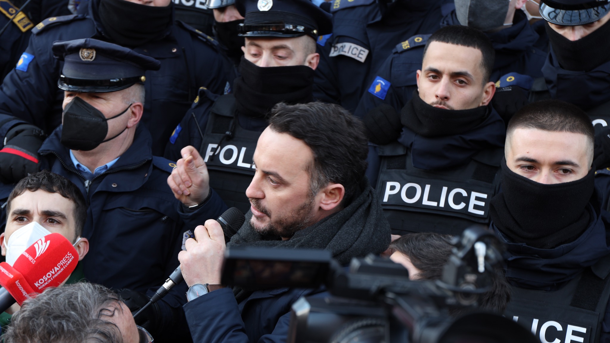 Policia: Në protestën e sotme kundër shtrenjtimit të rrymës janë lënduar tre policë