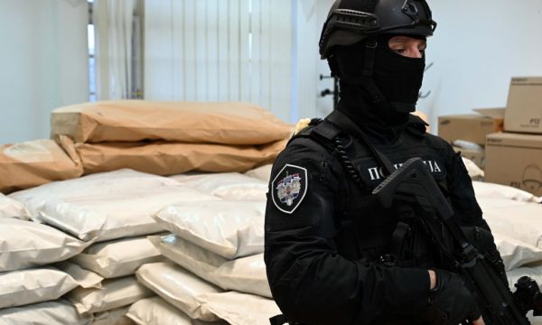 Nga Shqipëria në Serbi – Sekuestrohen 300 kg drogë në Tërnoc, arrestohen pesë persona