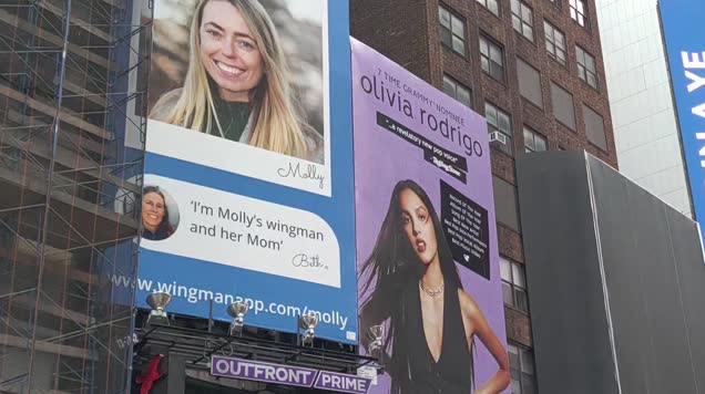 Nëna e sëmurë vendos foto të së bijës në “Times Square”: Dilni me të, dua ta shoh nuse para se të vdes