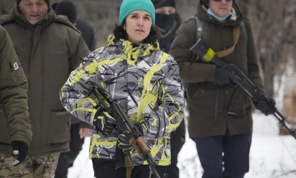 Gratë ukrainase dalin vullnetare për të luftuar forcat ruse
