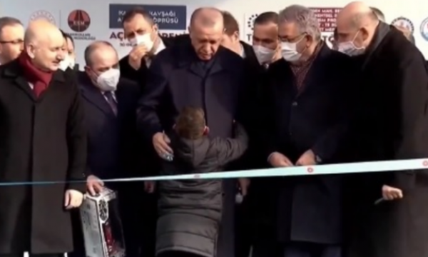 Vogëlushi i lutet Erdoganit t’ia nxjerr babain nga burgu: Xhaxhi President, babi im ka 10 vite atje, më ka marrë malli