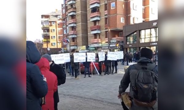 Moslejimi i referendumit në Kosovë, serbët protestojnë në Mitrovicë