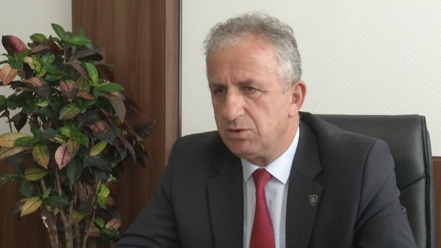 Djali i Bali Muharremajt dyshohet se shtiu me armë, ndërhyn policia