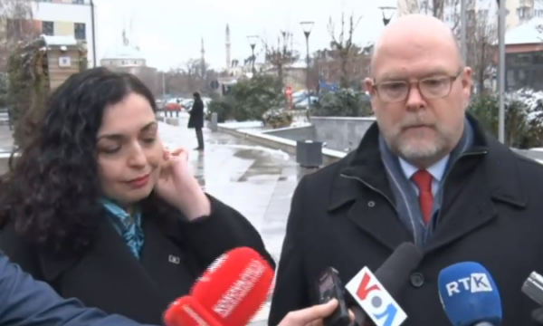 Ambasadori amerikan bën homazhe te shtatorja e Rugovës: Si ambasador i SHBA’së e ndjeva se duhet ta bëj këtë