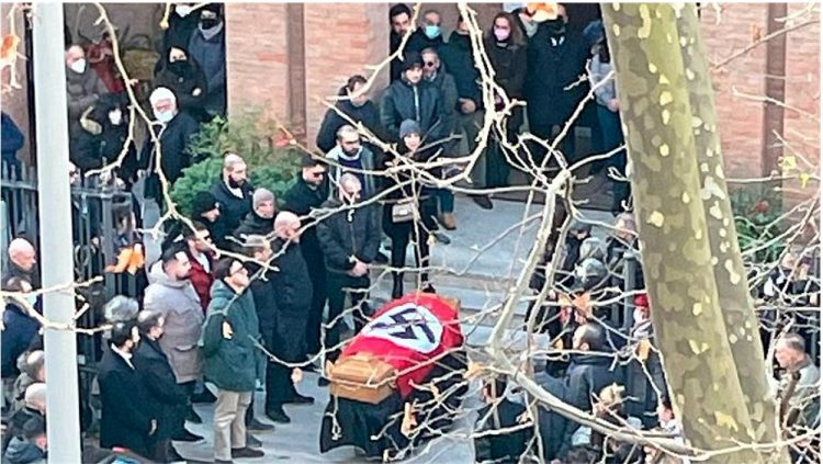 Arkivoli i veshur me flamurin nazist në Romë/Reagon Kisha: E papranueshme dhe fyese