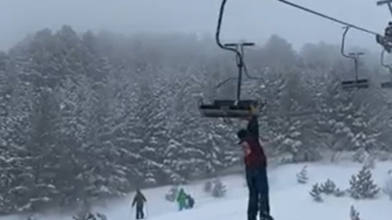 Një person në Brezovicë mbetet në një situatë të vështirë duke u mbajtur për ski-lift