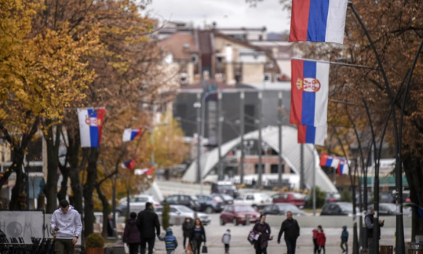 Tërhiqet Beogradi, serbët nga Kosova mund të votojnë në qytete të Serbisë